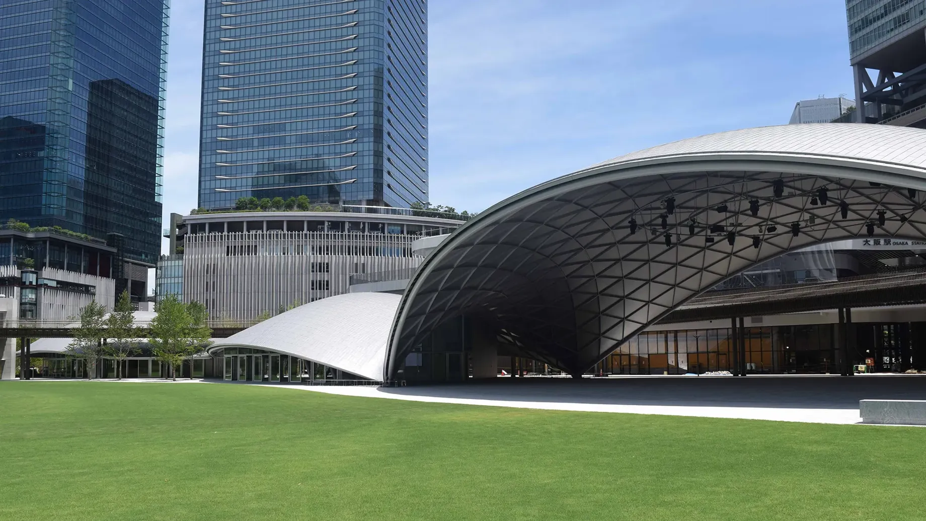 New public space that seamlessly integrates urban park and architecture