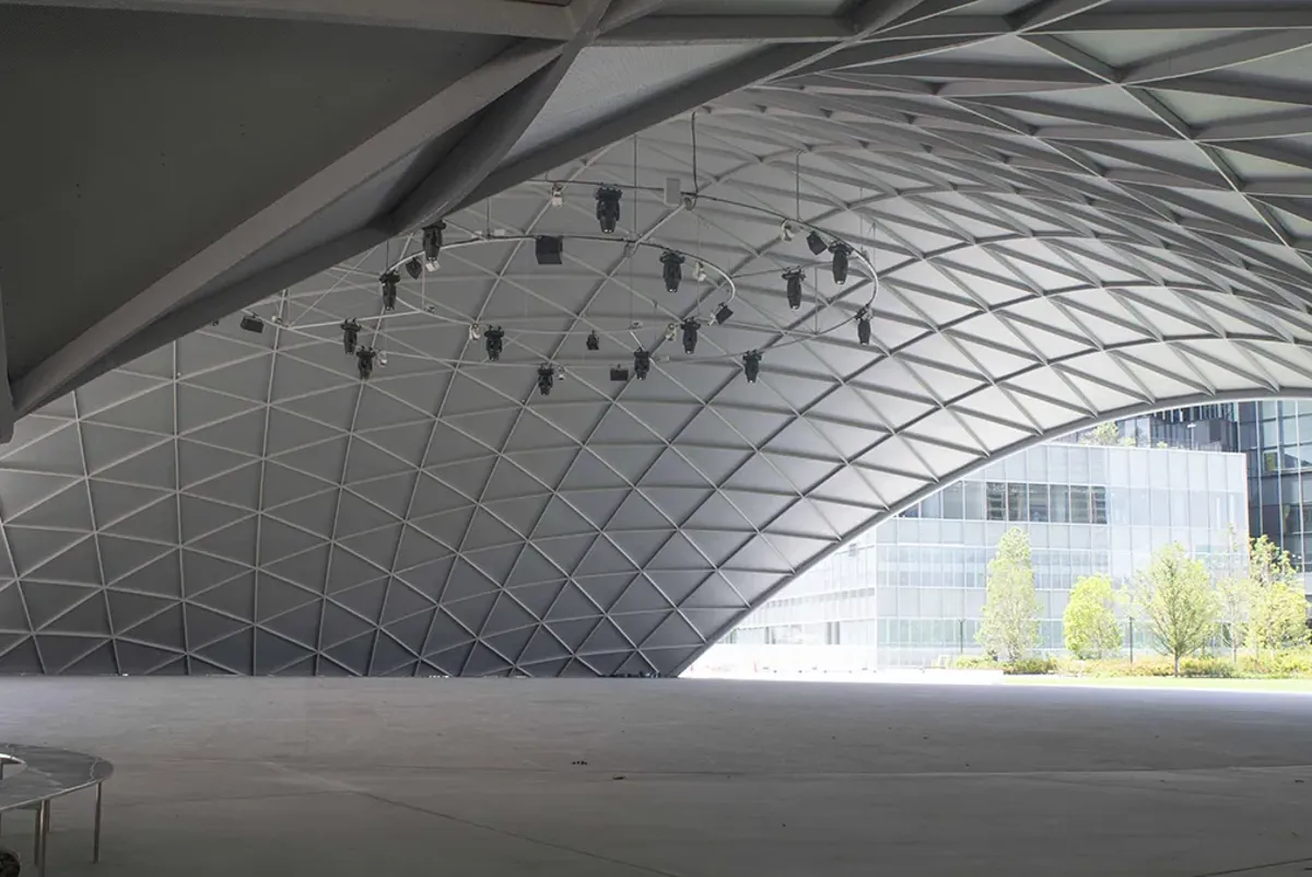 A triangular grid shell structure