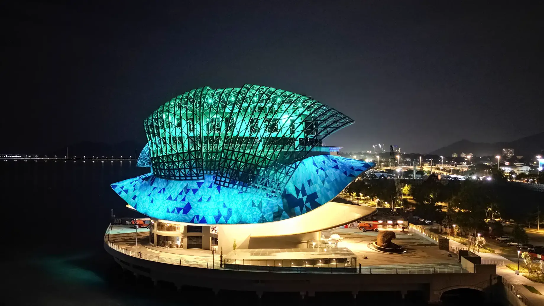 The Lin Xiang Xiong Art Gallery stands on stilts over Penang’s waterfront. At night, the colourful lighting design with green and blue lights showcases the gallery’s roof.
