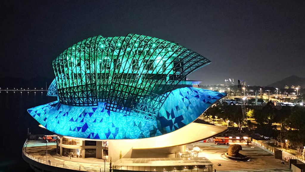 The Lin Xiang Xiong Art Gallery stands on stilts over Penang’s waterfront. At night, the colourful lighting design with green and blue lights showcases the gallery’s roof.