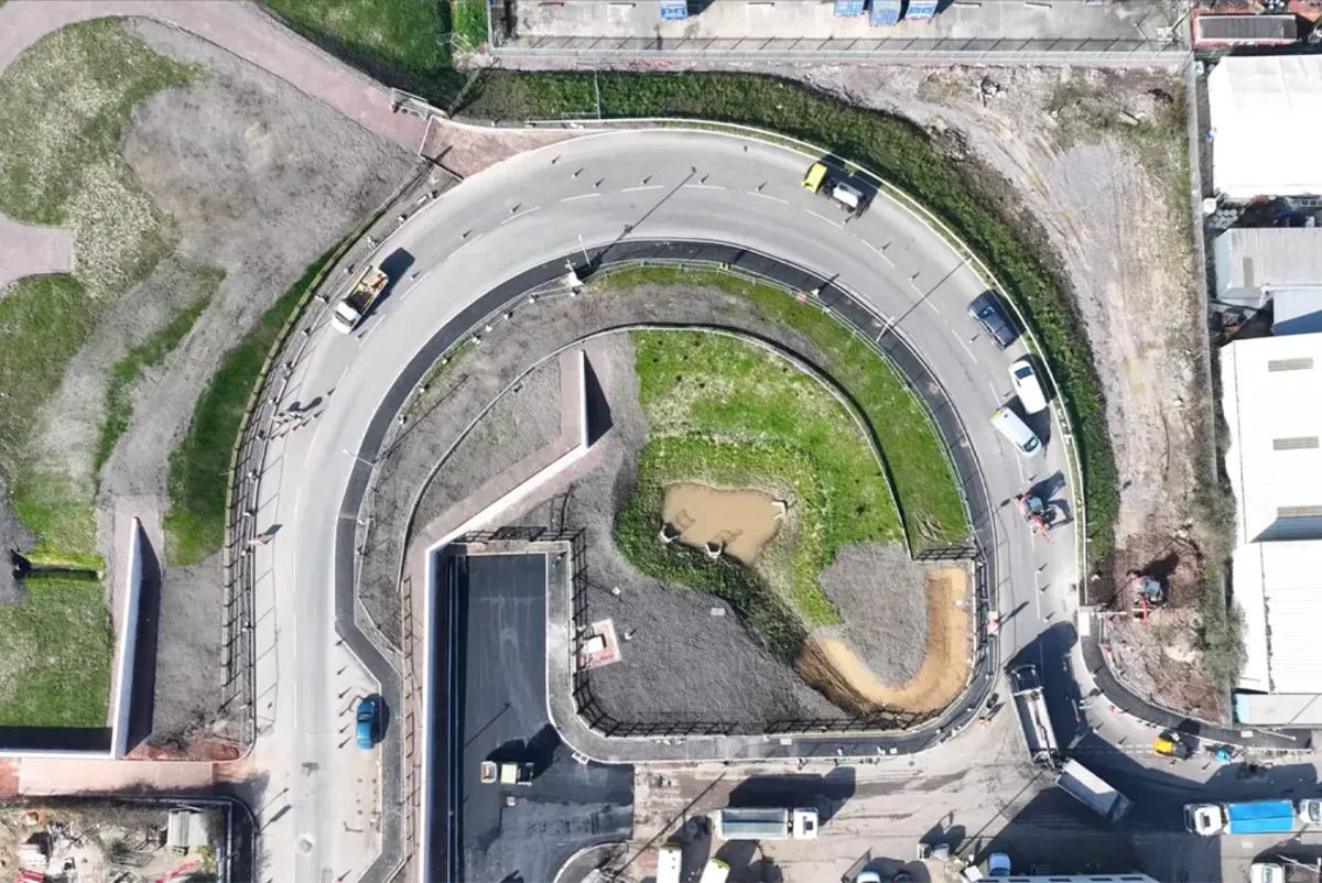 A circular road with a tunnel.