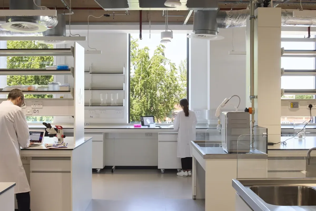 A couple of people in a laboratory.